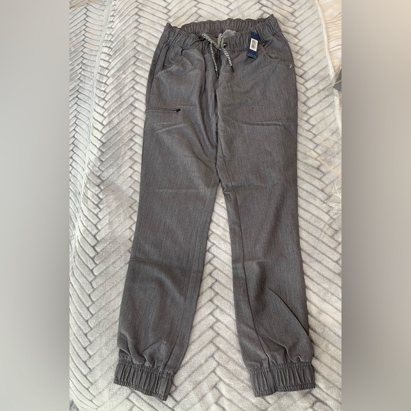 (NWT) Jaanuu Heather Gray scrub set (XS) - Picture 8 of 10